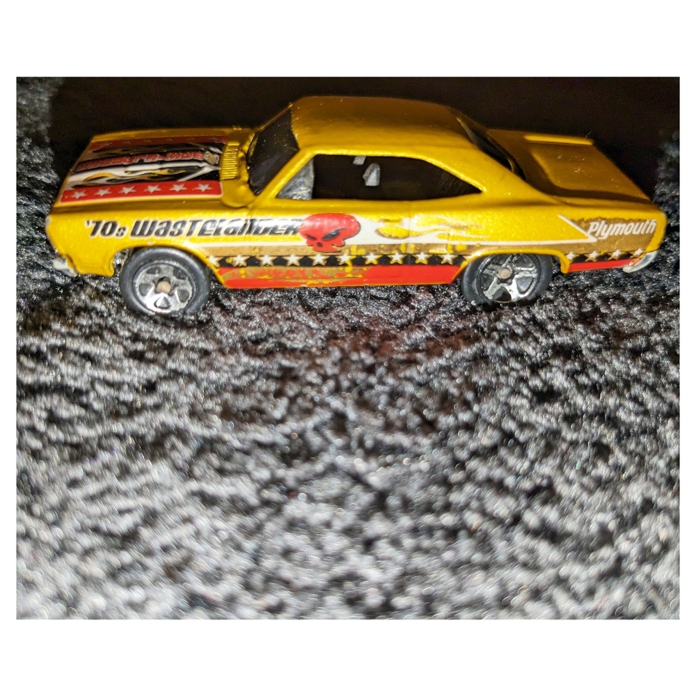 Hot Wheels ‘70 Plymouth Road Runner #169 Hot Wheels ‘04 Wastelanders Yel…